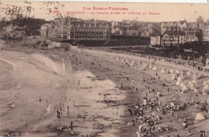 BIARRITZ LA GRANDE PLAGE ET L`HOTEL DU PALAIS TRES ANIMEE