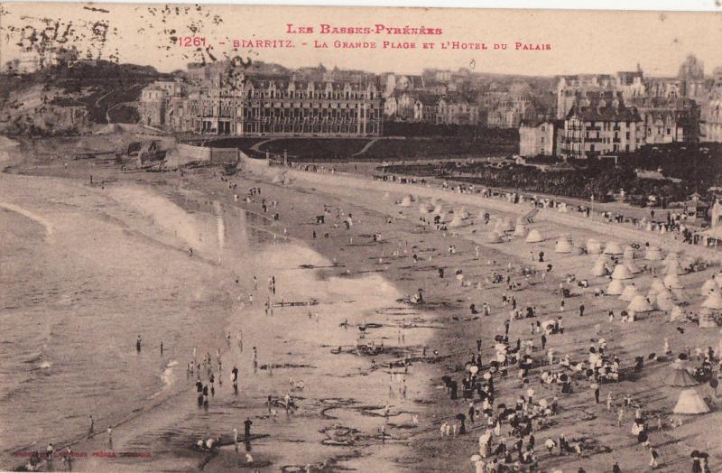 BIARRITZ LA GRANDE PLAGE ET L`HOTEL DU PALAIS TRES ANIMEE