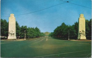 USA Benjamin Franklin Parkway Philadelphia PA Chrome Postcard 05.15