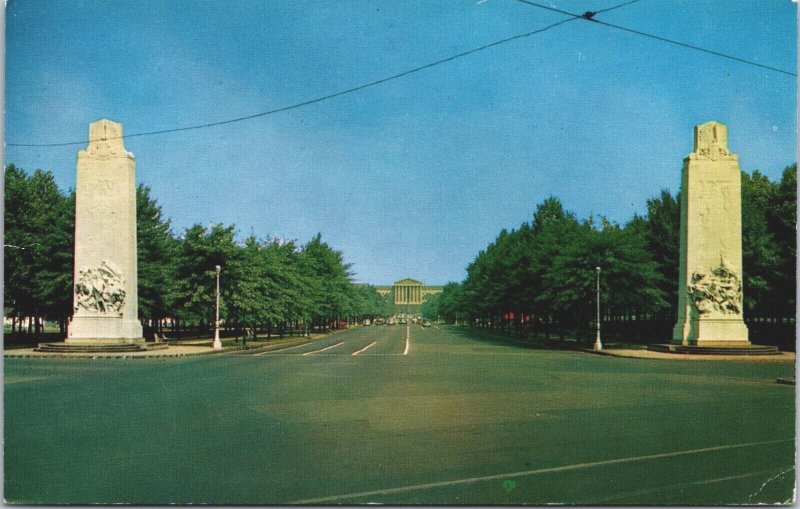 USA Benjamin Franklin Parkway Philadelphia PA Chrome Postcard 05.15