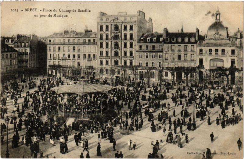 CPA BREST - Place du Champ-de-Bataille - un jour de Musique (384204)