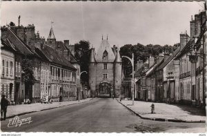 CPA VILLENEUVE-sur-YONNE Rue Carnot - Porte de Sens (1197625)