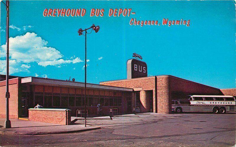 Bus CHEYENNE WYOMING 1950s Greyhound Bus Depot Dunlap Colorpicture 3603