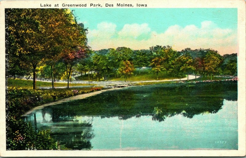 Des Moines Iowa Lake at Greenwood Park Unused UNP Vtg Postcard Hyman's News Pub 