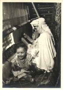 PC CPA ETHNIC, TISSEUSE DE TAPIS, VINTAGE REAL PHOTO POSTCARD (b7909)