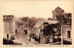 CPA La Roche-Posay-les-Bains Place de l'Eperon, le Donjon et la Porte (111574)