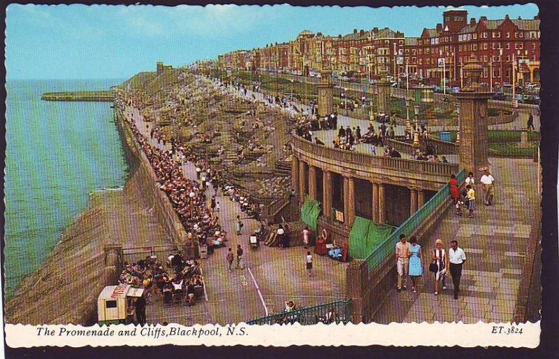 P1490 vintage unused postcard promemade & cliffs people blackpool n.s. england