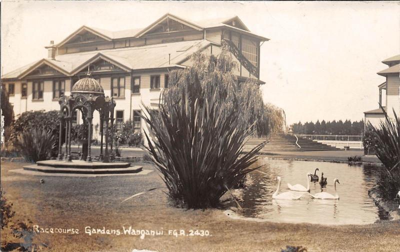 B86/ Wanganwi Foreign Postcard New Zealand Racecourse Gardens Swans