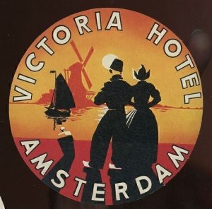 VINTAGE VICTORIA HOTEL AMSTERDAM AUTHENTIC ADVERTISING LUGGAGE STICKER 13-73X