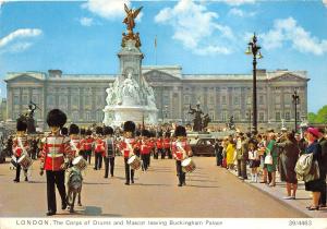 B87275 london the corps of drums and mascot leaving buckingham palce  uk