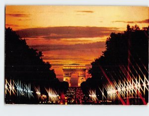 Postcard Crépuscule sur les Champs-Elysées et l'Arc de Triomphe, Paris, France