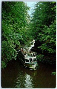 Postcard - Through The Hole, Riverview Boat Line - Wisconsin Dells, Wisconsin