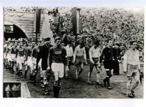 200117 USSR football team in 1950-years old postcard