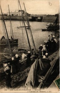 CPA Les SABLES-d'OLONNE - Sablaises a l'Arrivée des Pecheurs (636799)