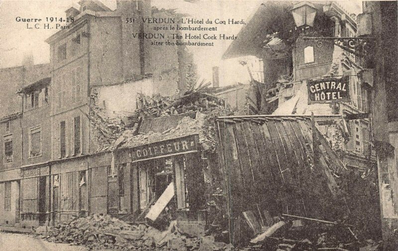 LA GUERRE WW1~VERDUN FRANCE~WAR BOMB DAMAGE-MOTORCYCLE SOLDIER-RUE PETER~POSTCRD