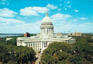 USA Wisconsin Madison Wisconsin State Capitol Vintage Postcard BS.10