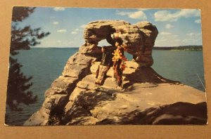 VINTAGE UNUSED POSTCARD THE DEMON'S ANVIL, WISC. DELLS, WISC. NAT. AMERICANS