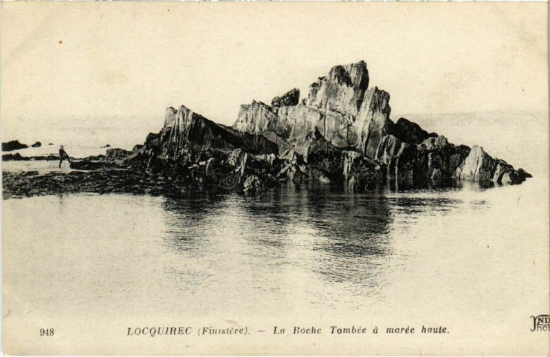 CPA Locquirec - La Roche Tombee a Maree Haute (1033326)