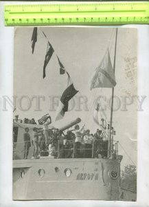 476488 USSR hoisting the flag on the cruiser Aurora film shooting Old PHOTO