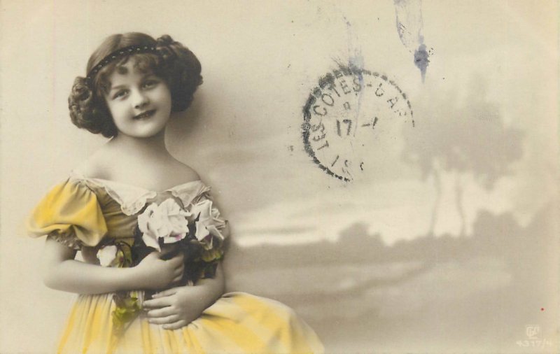 Postcard children costume smile flower dress portrait coiffure 1917