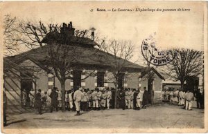 CPA Militaire - SENS - La Caserne - L'epluchage des pommes (91213)