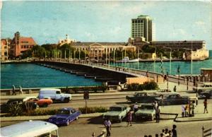 CPM AK Famous Pontoon bridge across the harbor entrance CURACAO (729786)