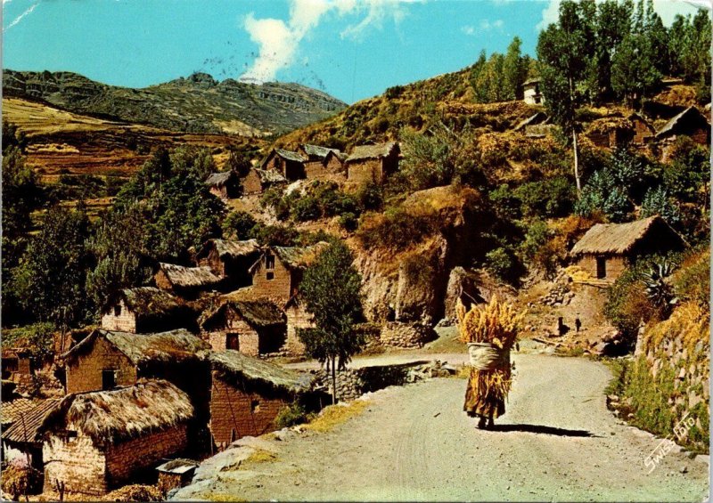 VINTAGE CONTINENTAL SIZE POSTCARD CUZCO-PISAC MOUNTAIN ROAD CUZCO PERU 1977