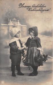 BG20381 boy and girl mistletoe  christmas weihnachten  germany