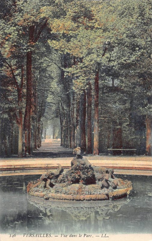 France Versailles Vue dans le Parc Fountain vintage postcard