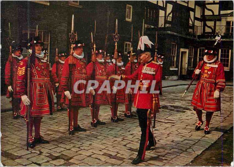 Postcard Modern Yeomen Warders at the Tower of London Militaria