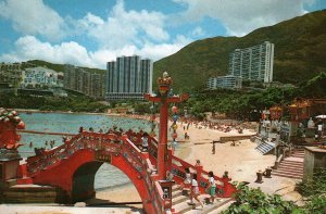 CONTINENTAL SIZE POSTCARD BEACH SCENE AT REPULSE BAY HONG KONG c. 1970s