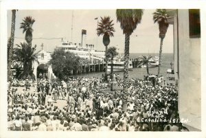 Postcard 1940s California Catalina San Diego Crowds cafe boat Island  24-4997