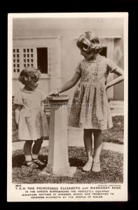 r4045 - Princesses Elizabeth & Margaret Rose play in Windsor Gardens - postcard