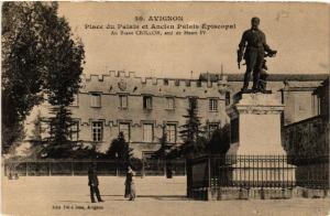 CPA AVIGNON - Place du Palais et Ancien Palais Episcopal-Au Brave (511531)