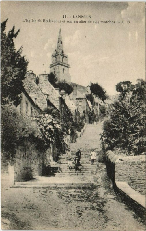 CPA LANNION L'Eglise de Brelevenez et son Escalier de 144 Marches (1147079)