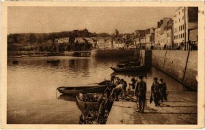 CPA Douarnenez- Un arrivage de thons FRANCE (1025892)