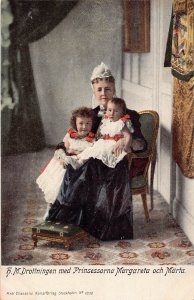 ROYALTY SUECO~M. CARTÃO POSTAL Drottningen med Prinsessorna Margareta och Martta~1900-