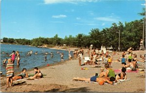 postcard Canada - Manitoba - Beach Scene at Erin Park on Killarney Lake