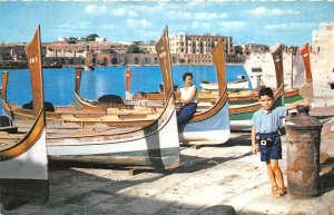 US28 postcard malta typical passengers boats Dghaisas misida creek