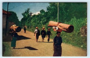 ANTIGUA, Guatemala ~ LOCALS on way to MARKET c1940s  Postcard