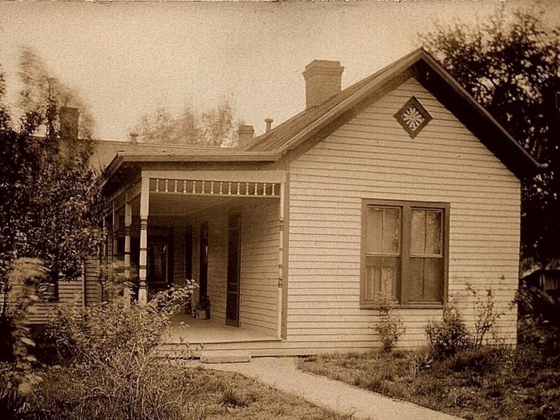 c1915 FARM HOUSE FRONT PORCH CHICKEN COOP REAL PHOTO AZO POSTCARD 25-96