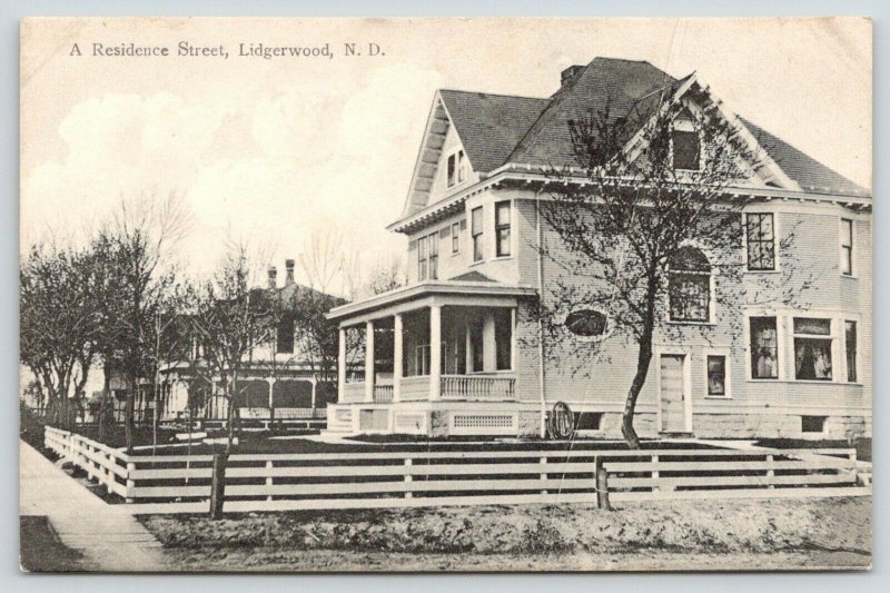 Lidgerwood North Dakota~Residential Street~Nice Victorian Homes~c1910 B&W PC 