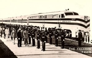 1940s SOLDIER FIELD CHICAGO THE FREEDOM TRAIN SPIRIT OF 1776  RPPC POSTCARD P689