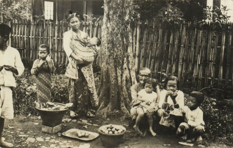 PC CPA DJOKJA FAMILY SELLING FRUITS INDONESIA VINTAGE REAL PHOTO CARD (b6082)