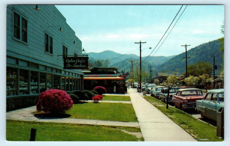 GATLINBURG, TN Tennessee STREET SCENE Craft Shop  c1950s Cars Roadside Postcard