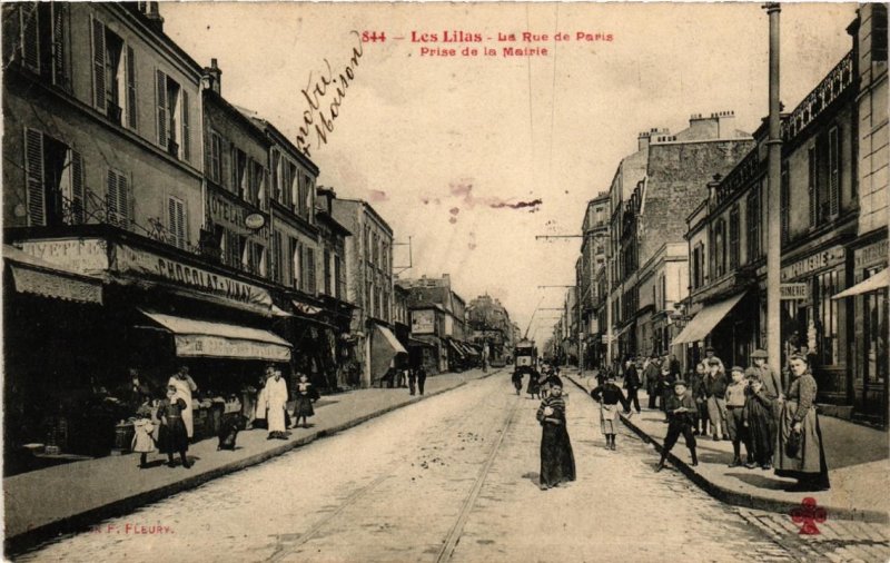 CPA LES LILAS La Rue de Paris. Prise de la Mairie. (509582)