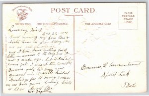 Cartão postal de feriado~Natal~Sinos de ouro na coroa de azevinho~c1910-