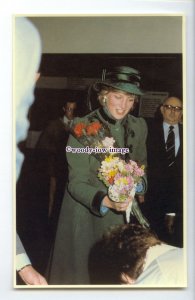 r2500 - A Doggy Welcome for Princess Diana, at Leeds Station - postcard