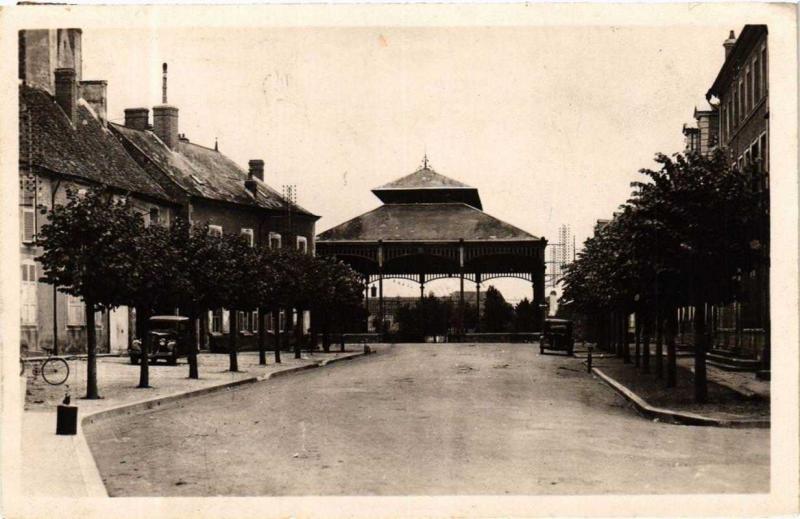 CPA DUN-sur-AURON La Halle et Place du Marche (613313)