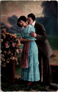 Victorian Romantic Couple Vintage Postcard C014